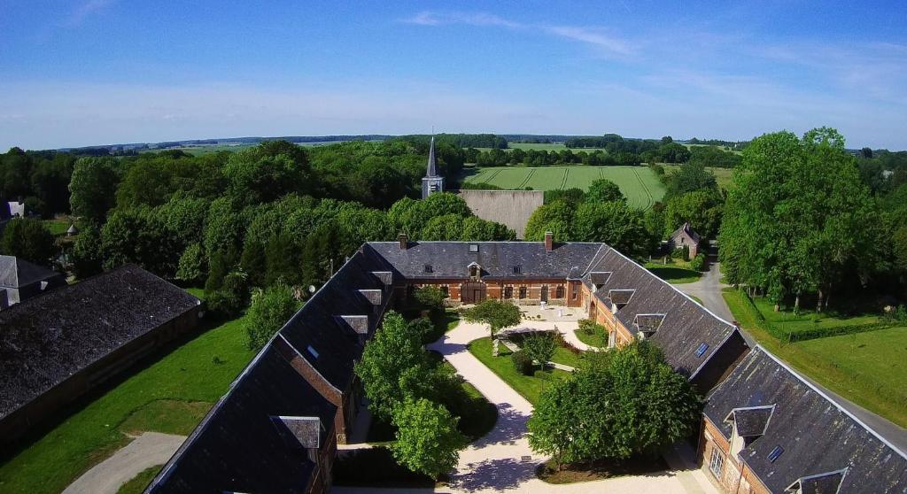- une vue aérienne sur une maison avec un jardin dans l'établissement DOMAINE DES LUMIERES, à Aisonville-et-Bernoville