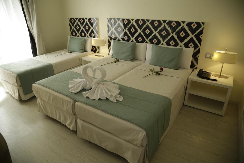 Voodi või voodid majutusasutuse Al Mandari Hôtel Tétouan toas