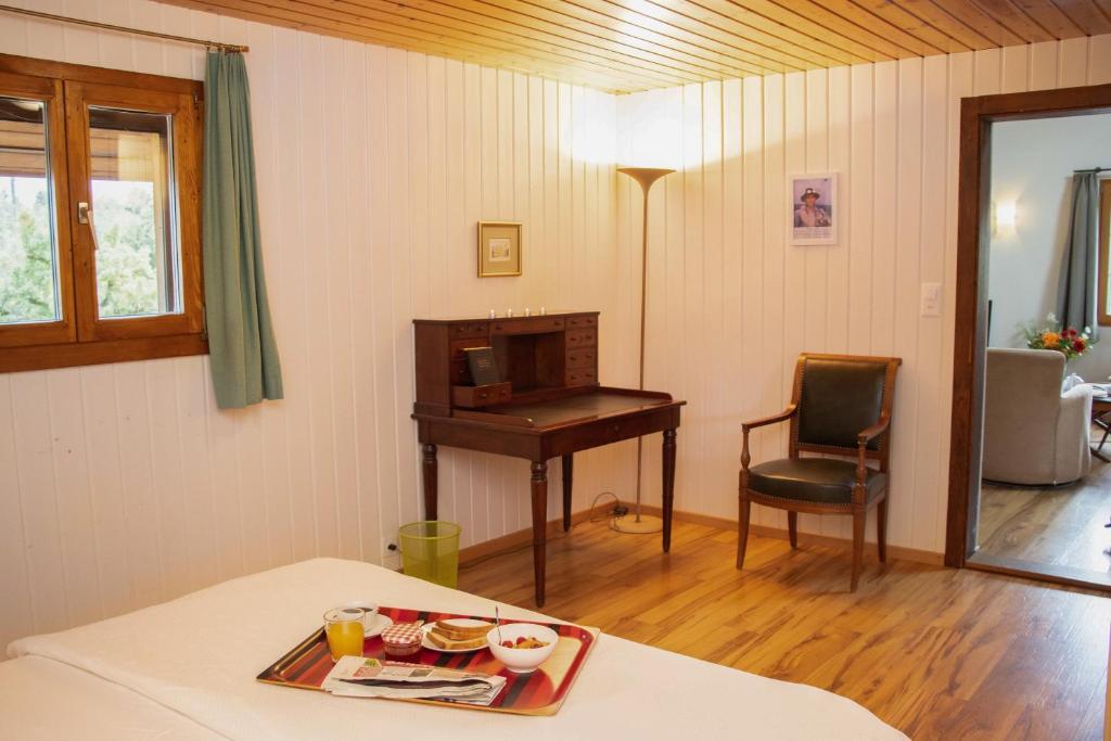 Postel nebo postele na pokoji v ubytování Guesthouse La Moliere, 3 bedrooms, private house, horse farm, full nature