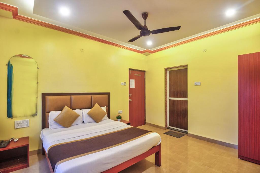 Postel nebo postele na pokoji v ubytování Hotel Purushottam Residency