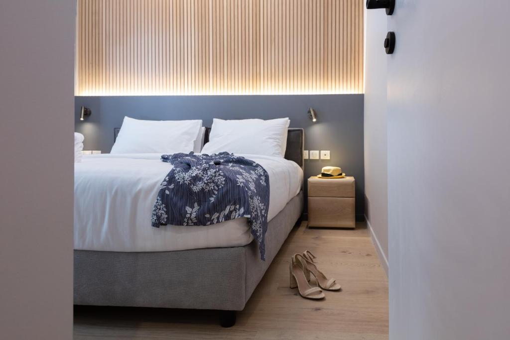 1 dormitorio con 1 cama con cabecero azul en LUX&EASY Athens Downtown Residences, en Atenas