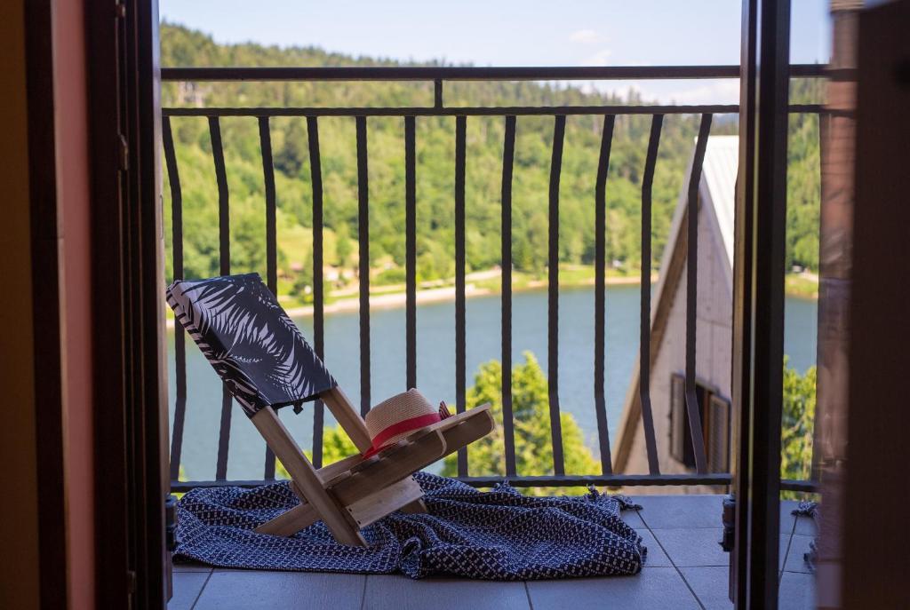 - une vue sur un balcon avec une brosse à dents dans l'établissement Bella Vista, à Fužine