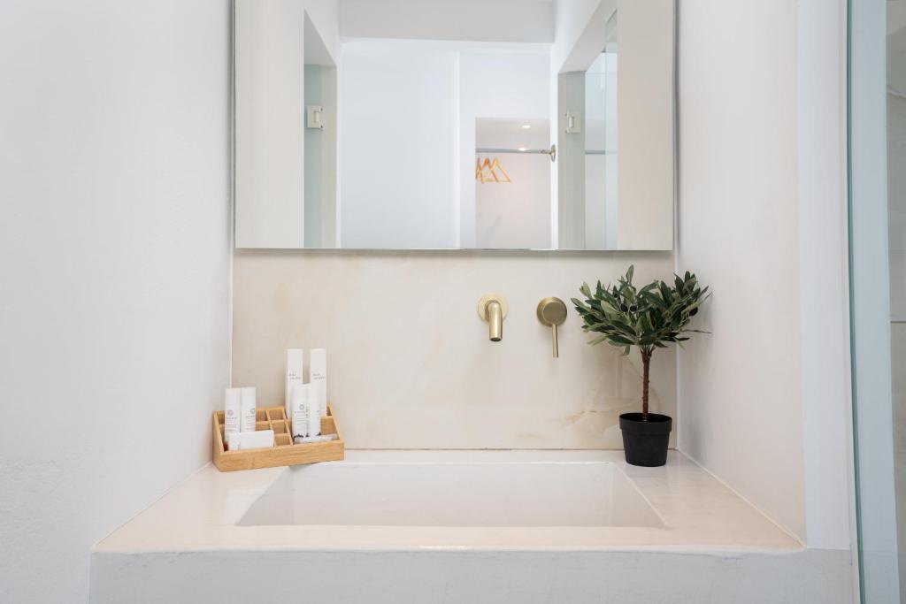 Cycladic Suites & Spa - 6