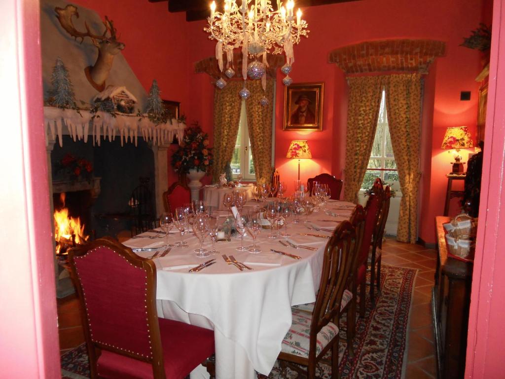 uma sala de jantar com uma longa mesa com copos de vinho em Villa Baroni em Lomnago