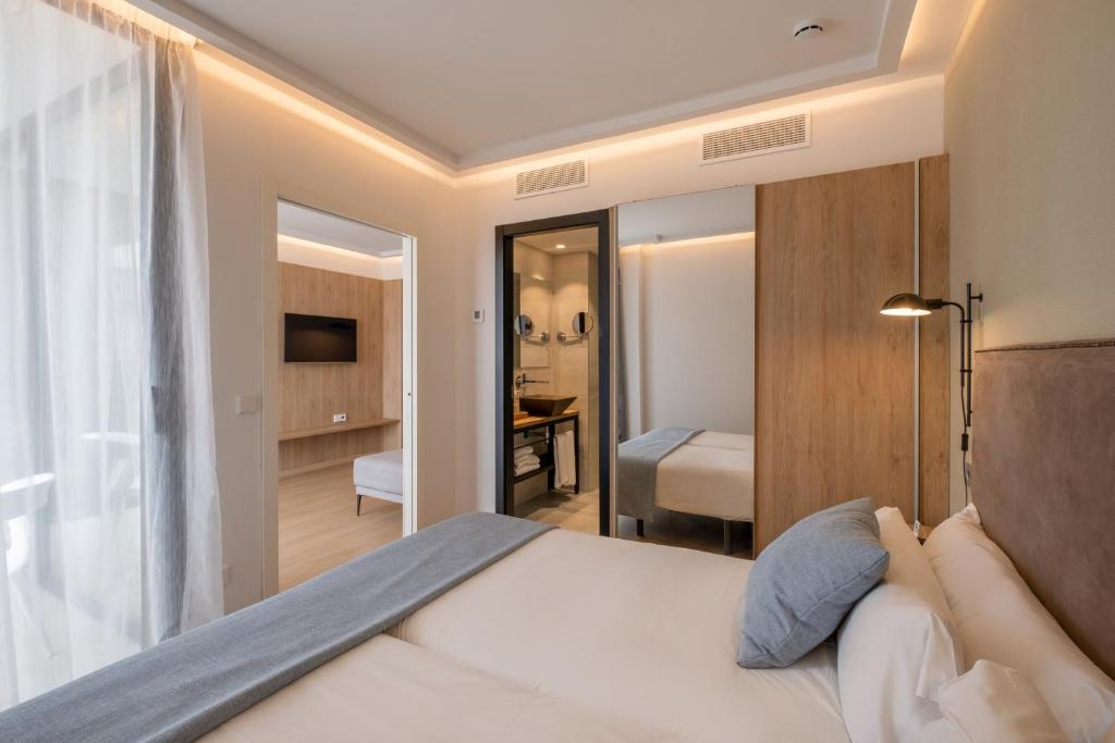 Postel nebo postele na pokoji v ubytování Kyrat Amarac Suites