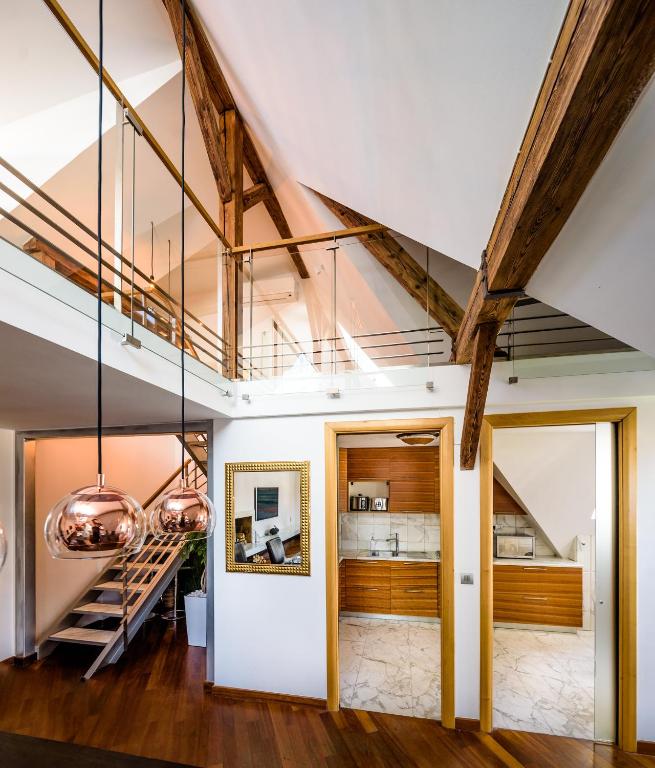 salon ze schodami i sklepionym sufitem w obiekcie Triplex Kings Apartment in Old Town w Pradze
