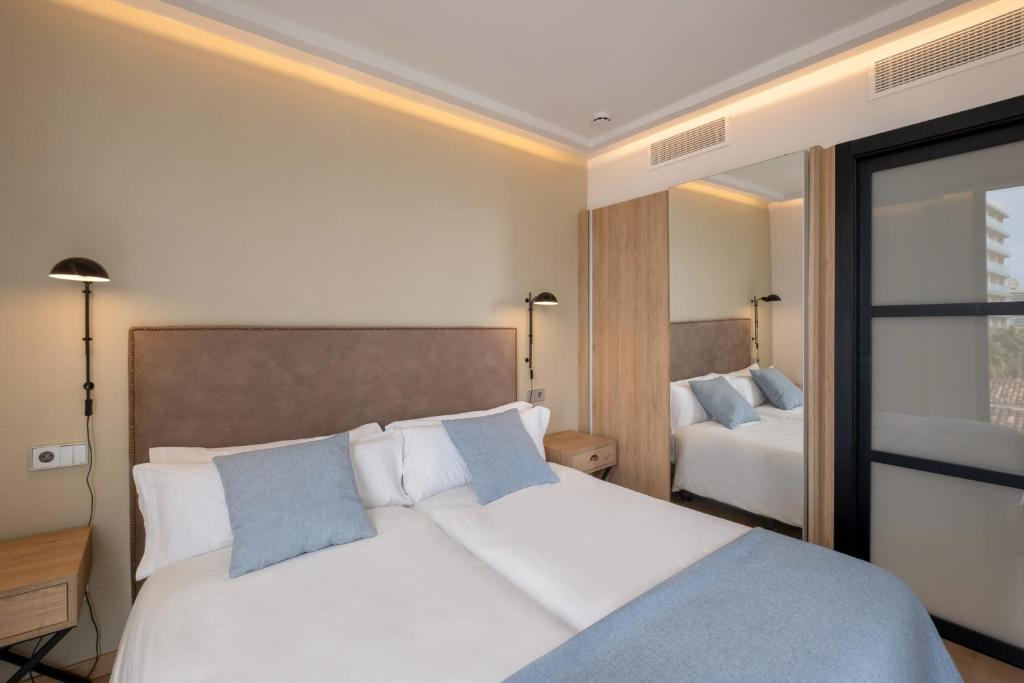 Postel nebo postele na pokoji v ubytování Kyrat Amarac Suites