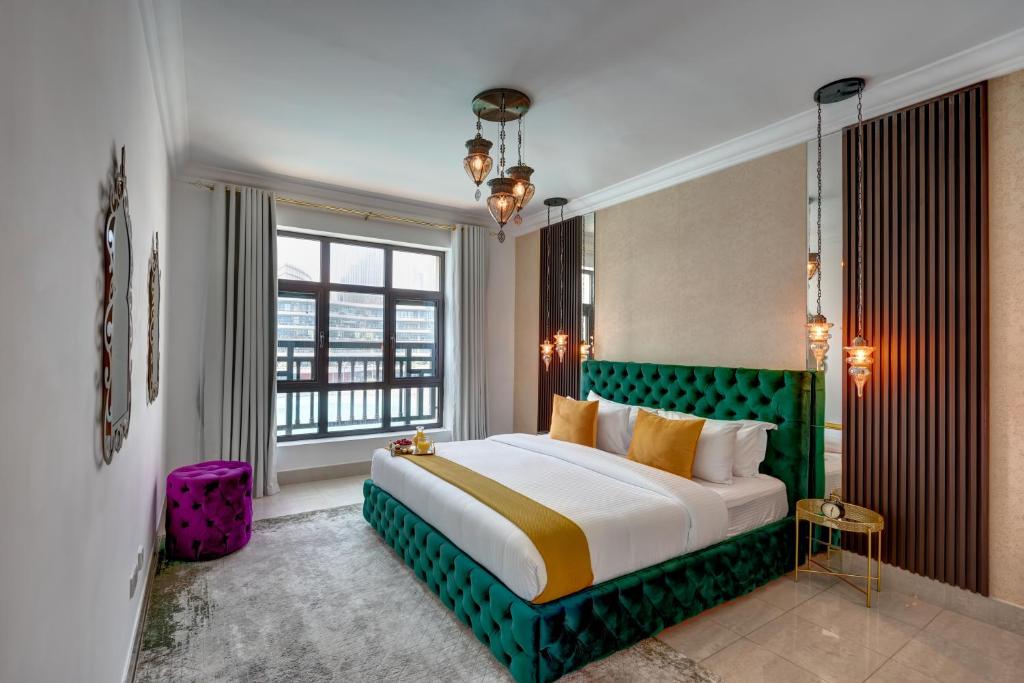 een slaapkamer met een groot bed en een raam bij Durrani Homes - Heaven on Earth in Dubai