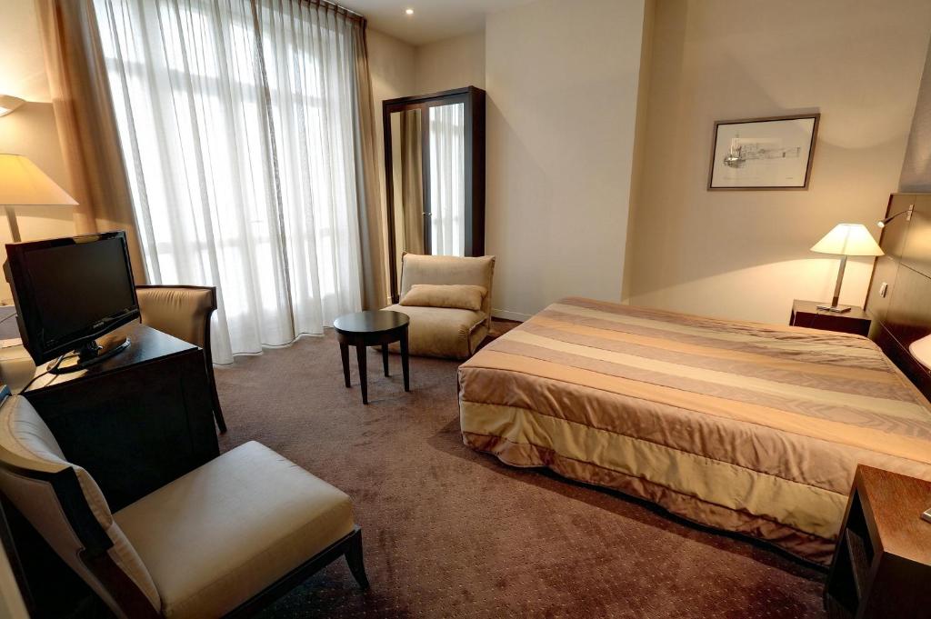 Postel nebo postele na pokoji v ubytování Hôtel Restaurant l'Hirondelle