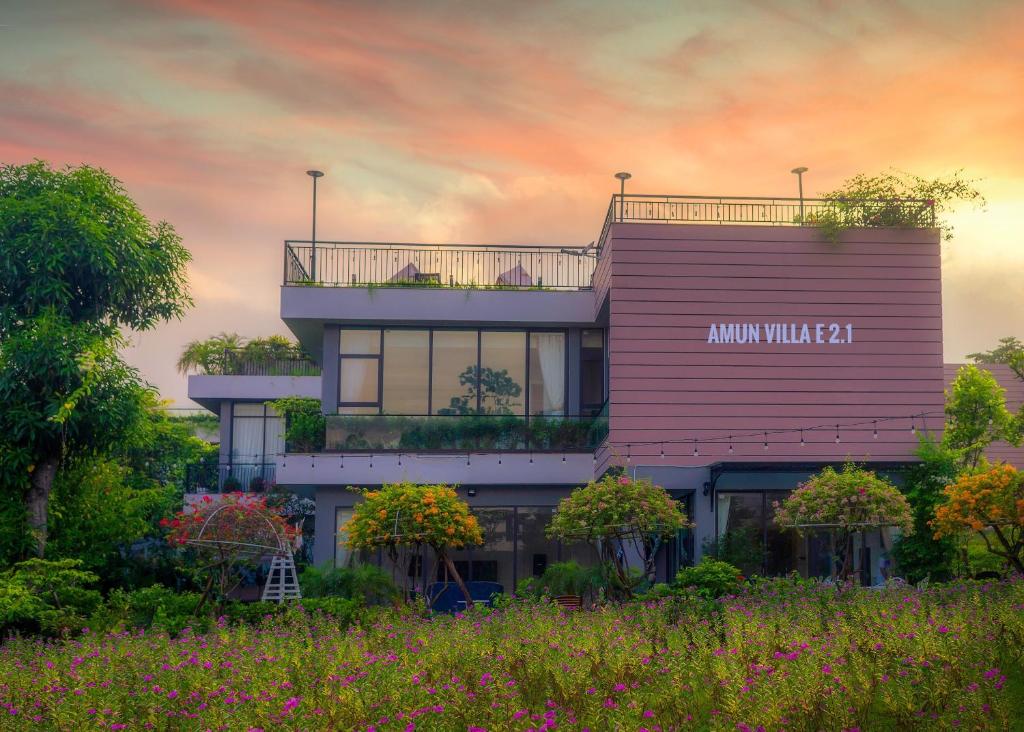 ein rosafarbenes Gebäude mit der Aufschrift „Amazon Wild“ darauf in der Unterkunft Amun Villa - Venuestay in Vĩnh Phúc