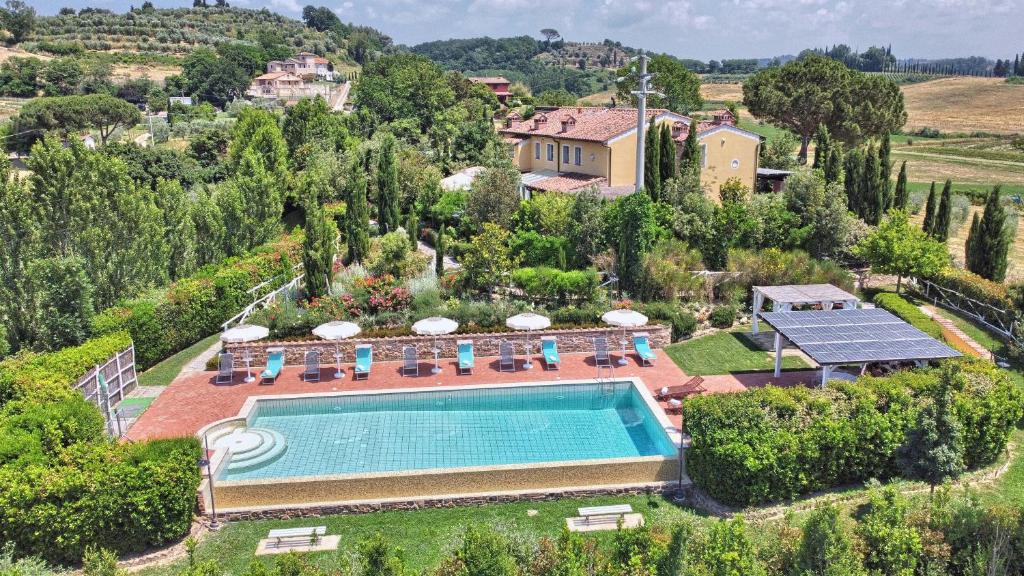 uma vista aérea de uma villa com piscina em DIMORA SAN JACOPO 20&1, Emma Villas em Palaia