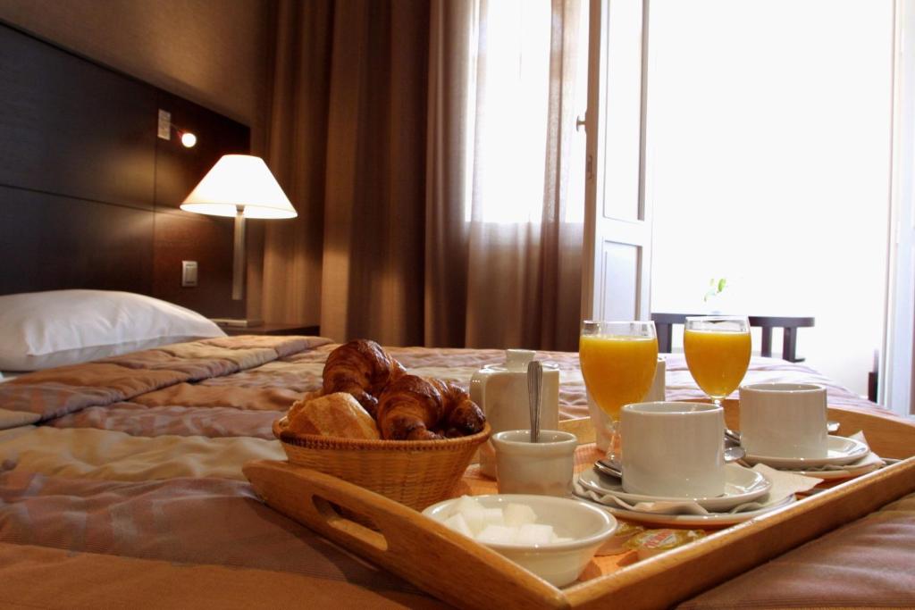 Postel nebo postele na pokoji v ubytování Hôtel Restaurant l'Hirondelle