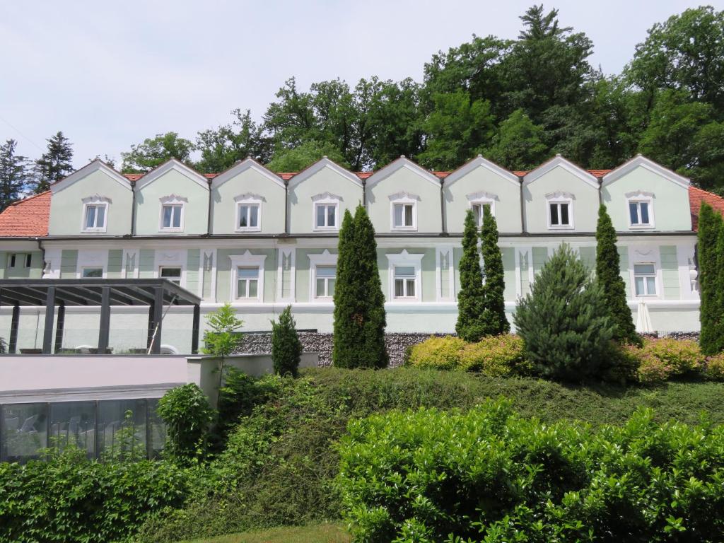 un gran edificio blanco con árboles delante de él en Peony, en Rogaška Slatina