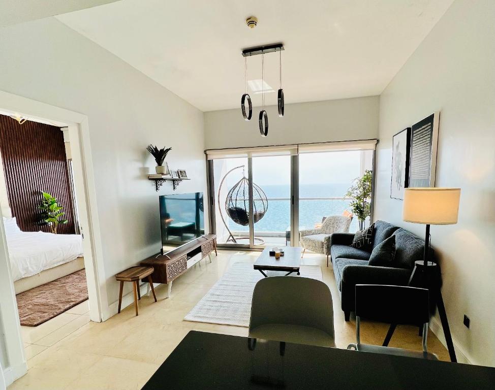 Damac Al Jawharah Apartment في جدة: غرفة معيشة مطلة على المحيط