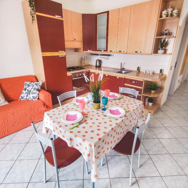 a kitchen with a table and chairs and a kitchen with a table and chairsktop at Salento Delizioso appartamento con ampia corte in Torre San Giovanni Ugento