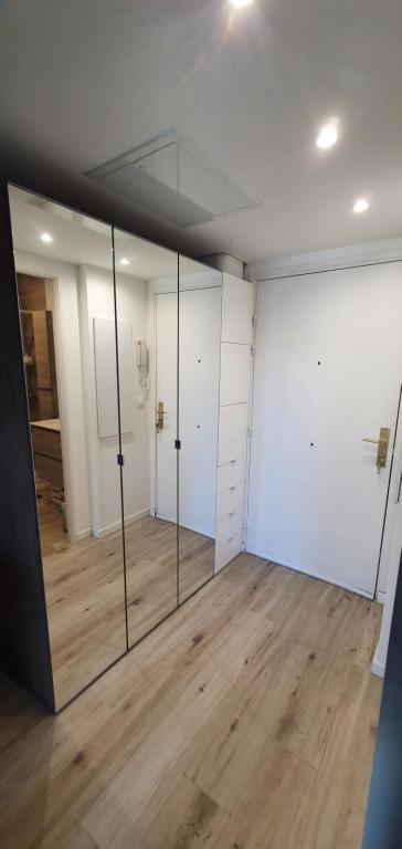 Lovely 1 bedroom vacation home with free parking. - One-Bedroom Apartment