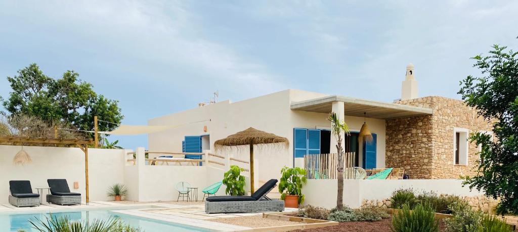 une villa avec une piscine et une maison dans l'établissement Villa privada en entorno rural, à Carthagène