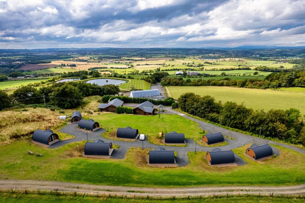 una vista aerea di una fattoria con tende in un campo di The Vu Snugs a Bathgate