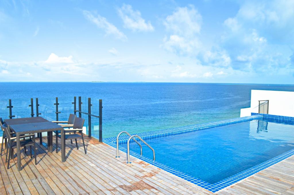 Bazén v ubytování Ranthari Hotel and Spa Ukulhas Maldives nebo v jeho okolí