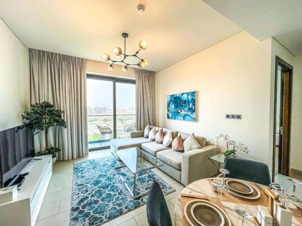 uma sala de estar com um sofá e uma mesa em STAY BY LATINEM Luxury 1 Bedroom Holiday Home G2 - 2726 near Burj Khalifa em Dubai