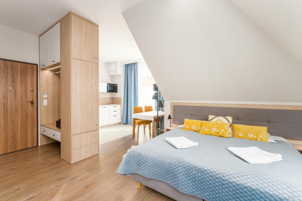 sypialnia z dużym łóżkiem z żółtymi poduszkami w obiekcie Bel Mare 420B by Renters w mieście Międzyzdroje