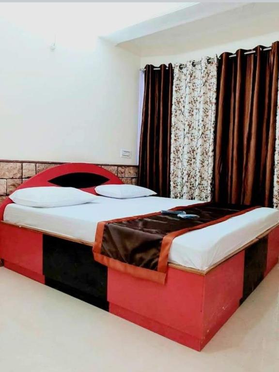 Postel nebo postele na pokoji v ubytování Shimla Regency