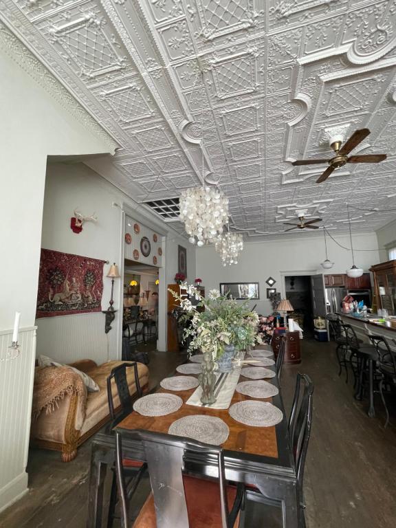 Restaurace v ubytování Redefined Alchemy LLC