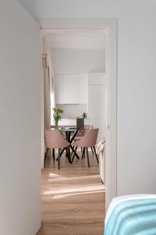 Coliseum Boutique Apartments - 9