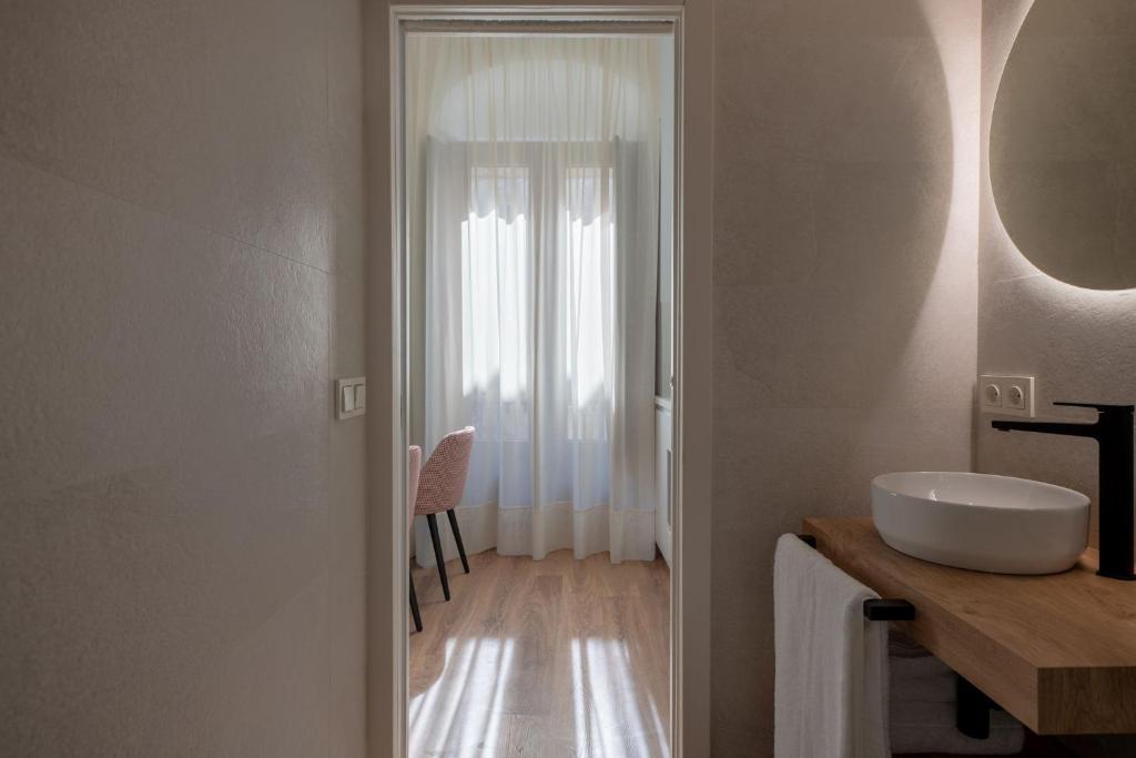 Coliseum Boutique Apartments - 16