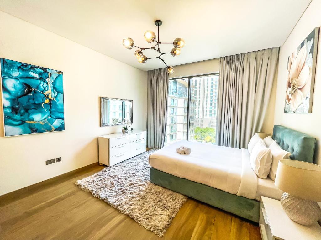 sypialnia z dużym łóżkiem i dużym oknem w obiekcie STAY BY LATINEM Luxury Studio Holiday Home G2-2507 near Burj Khalifa w Dubaju