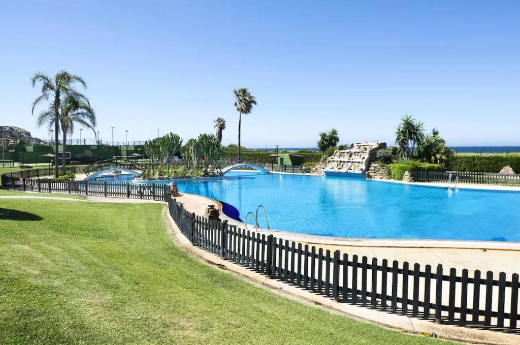 Bazén v ubytovaní Semifrontal con vistas a pie de playawifi alebo v jeho blízkosti