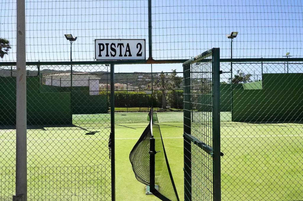 Tenis alebo squash v ubytovaní Semifrontal con vistas a pie de playawifi alebo jeho okolí