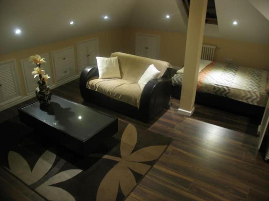 Postel nebo postele na pokoji v ubytování Modern Cosy Private Studio, WIFI, IP-TV, Must See