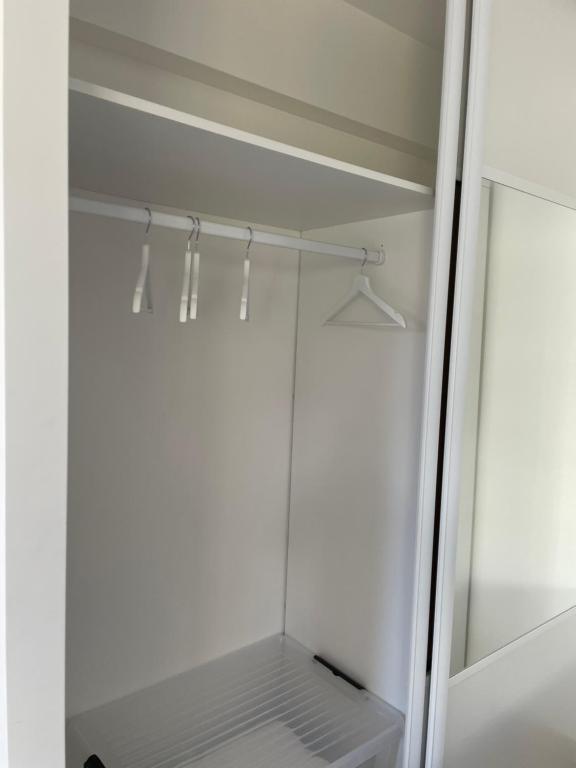 garderoba z białymi ścianami i lustrem w obiekcie Charmant Studio - Centre ville de Cannes w Cannes