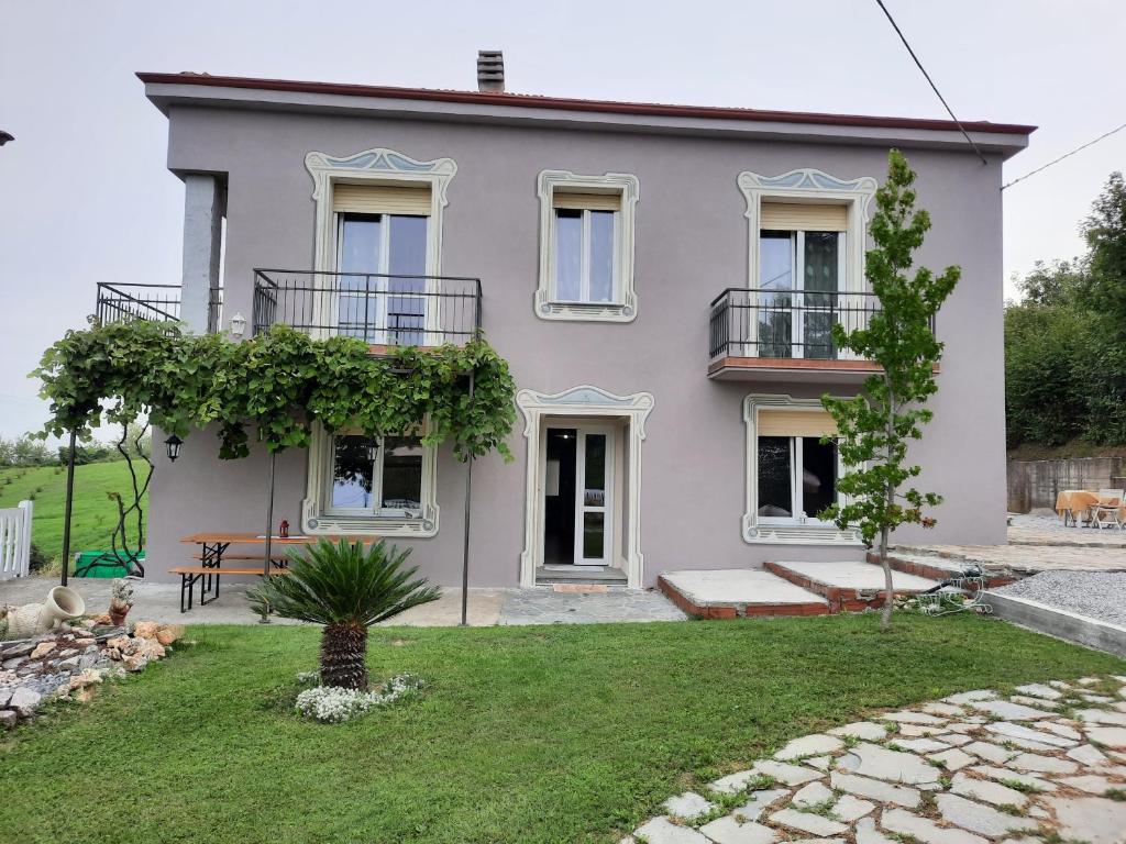 une maison avec un jardin en face dans l'établissement Villa Valentina b&b, à Vicoforte