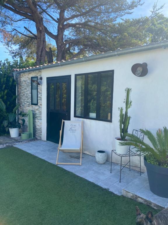 a house with a sign in front of it at Adorable chambre vue sur piscine in Béziers