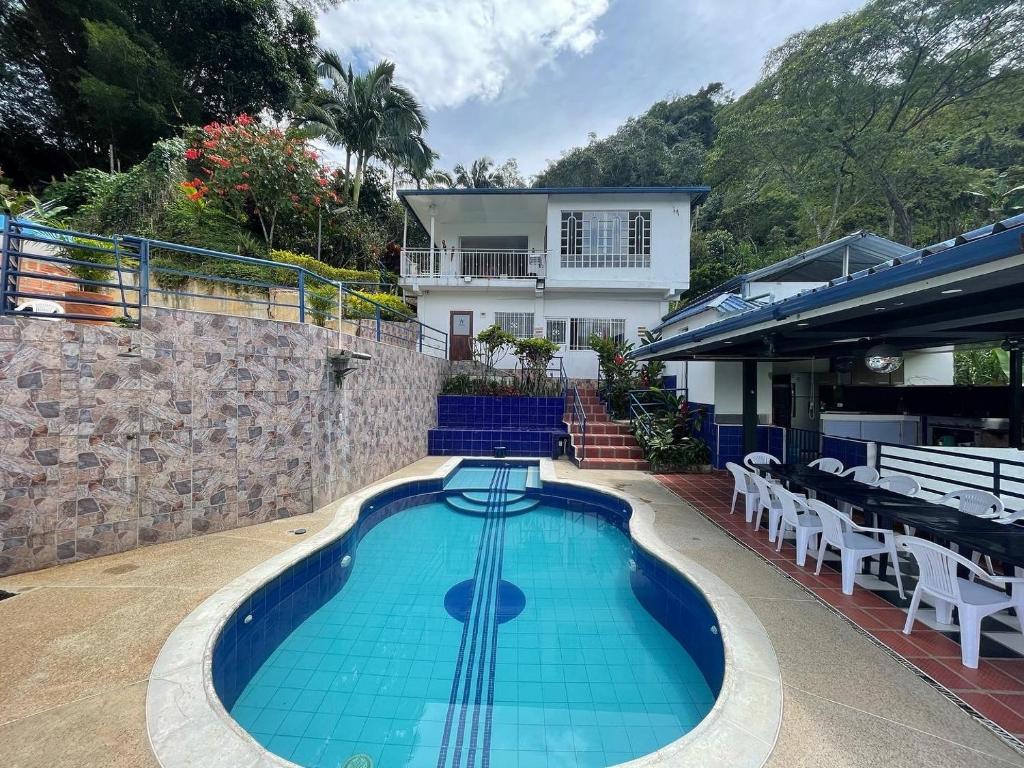 - une piscine en face d'une maison dans l'établissement Finca Altamira, à La Vega