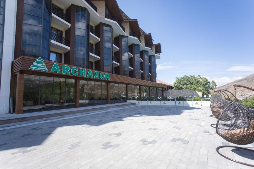 una entrada a un edificio de apartamentos con un cartel en él en ARCHAZOR Mountain Resort, en Chimgan