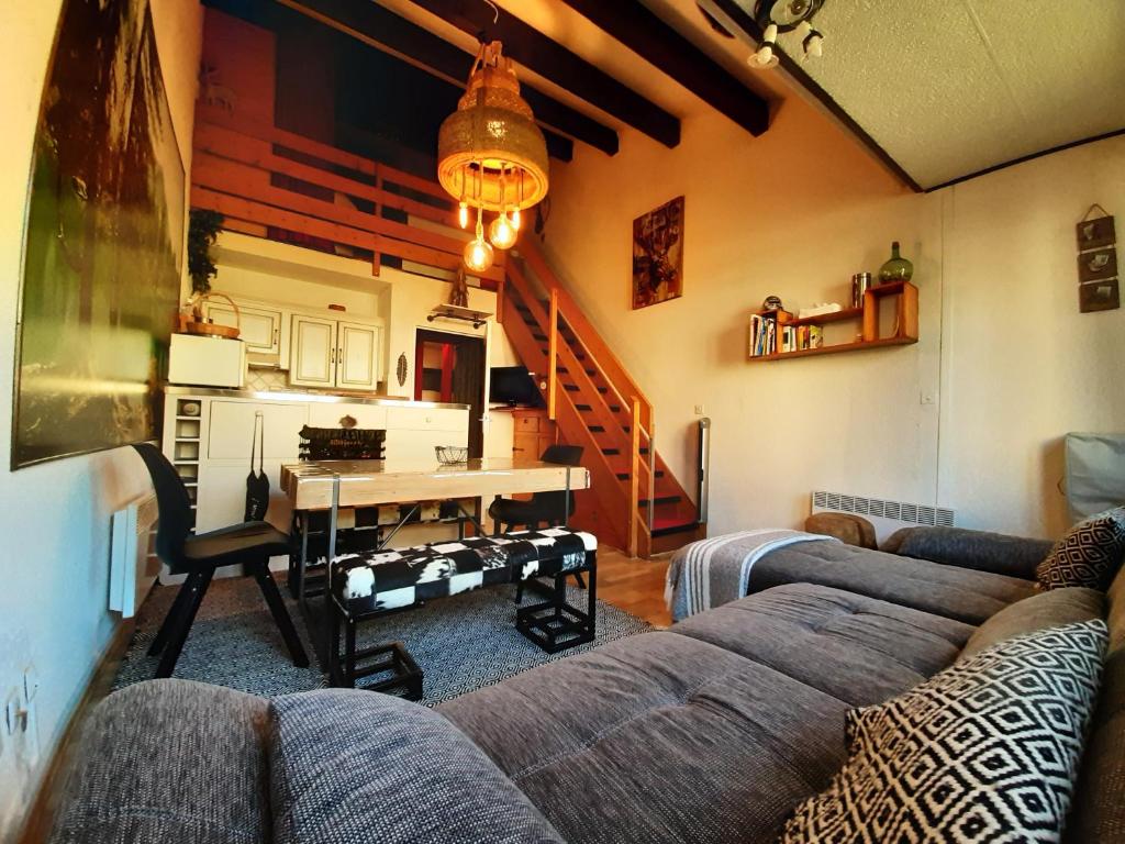 un soggiorno con divano e tavolo di La Singlantane a Les Angles
