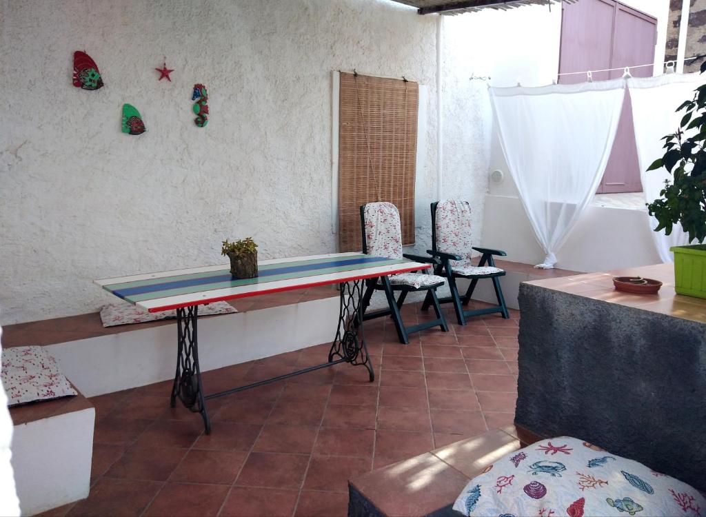 een tafeltennistafel in een kamer met stoelen bij Belvedere in Pantelleria