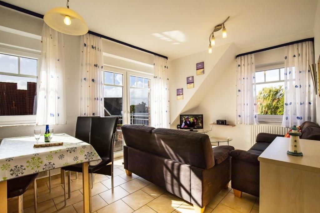 un soggiorno con divano e tavolo di Haus Südblick, Wohnung Nr 2 a Werdum