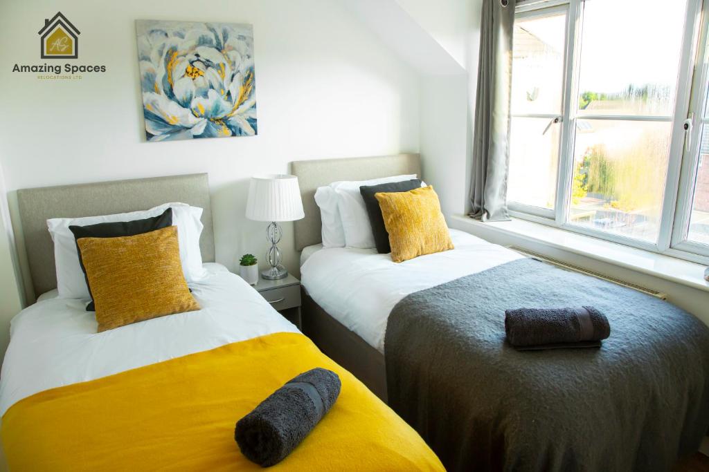 Säng eller sängar i ett rum på Cosy 2 Bed Flat Sleeps 4 with Free Parking by Amazing Spaces Relocations Ltd