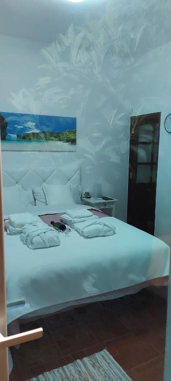- duże białe łóżko z białymi poduszkami w pokoju w obiekcie Casa Rebeca w mieście Teror