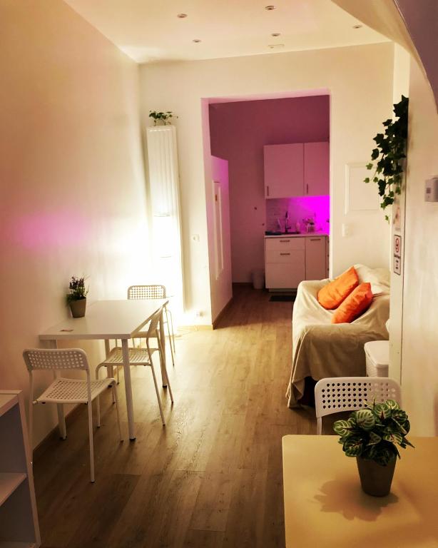 Postel nebo postele na pokoji v ubytování Benny's Rooms Brussels City Centre