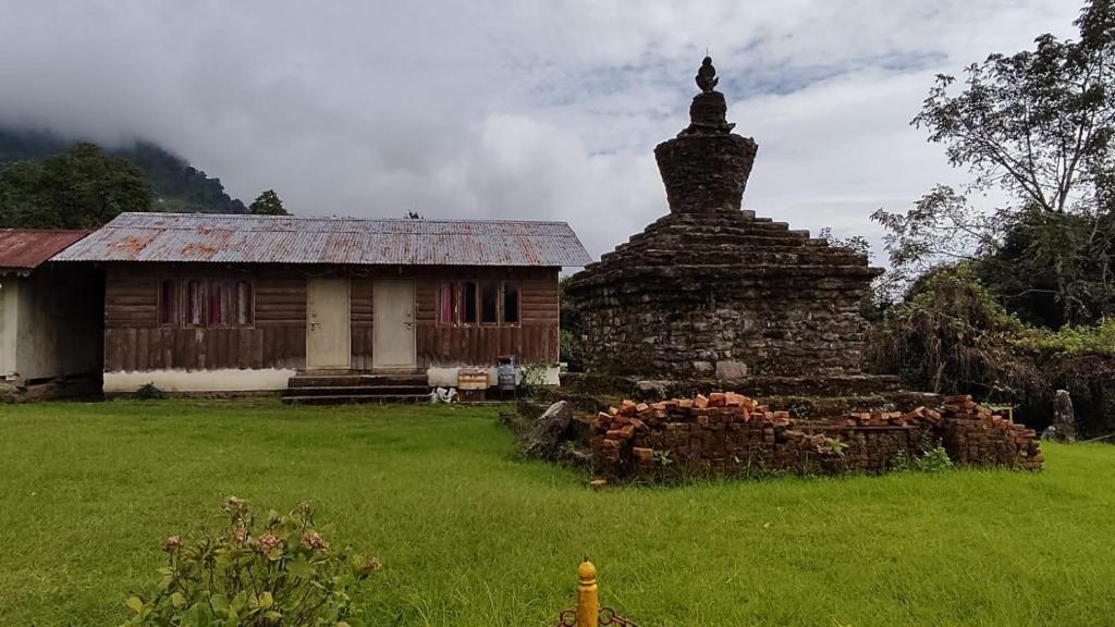 Un jardín fuera de Hotel Pemathang