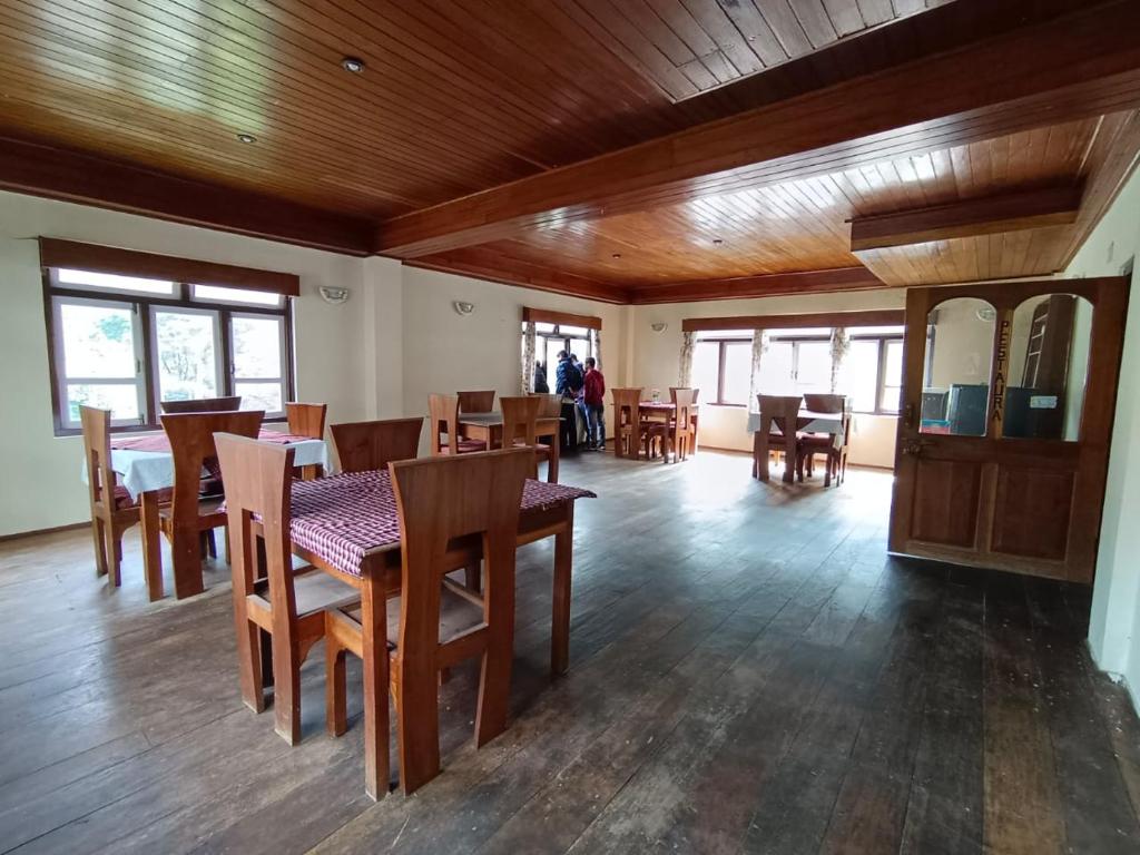 Un restaurant u otro lugar para comer en Hotel Pemathang
