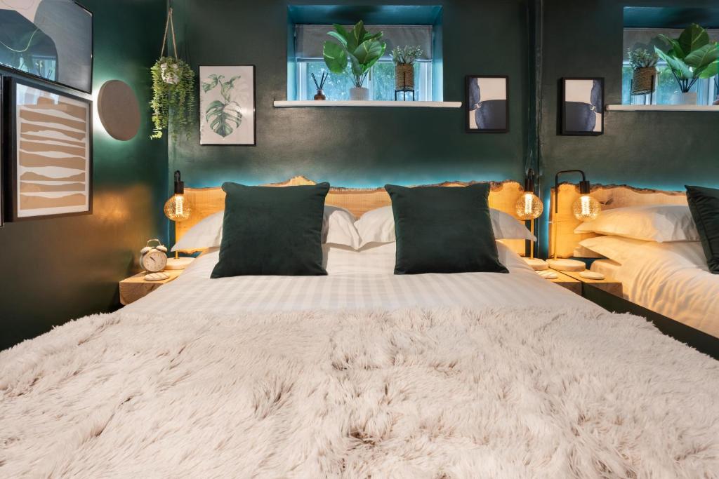 En eller flere senge i et værelse på Eden's Peaceful Escape Apartment