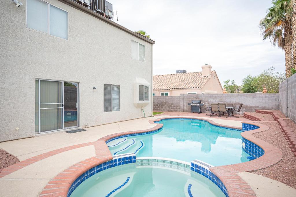una piscina en el patio trasero de una casa en Splendid House With Pool! en Las Vegas