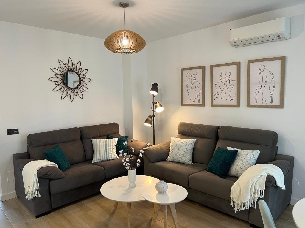 - un salon avec un canapé et une table dans l'établissement PUERTO BANUS Apartamento PICASSO, à Marbella