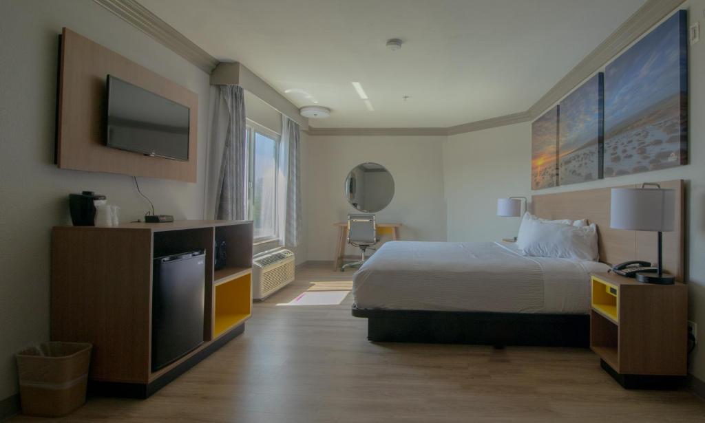 Postel nebo postele na pokoji v ubytování Days Inn by Wyndham Carlsbad